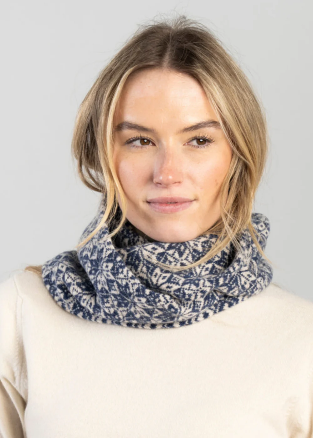 Stellar Lambswool Snood - Image 2